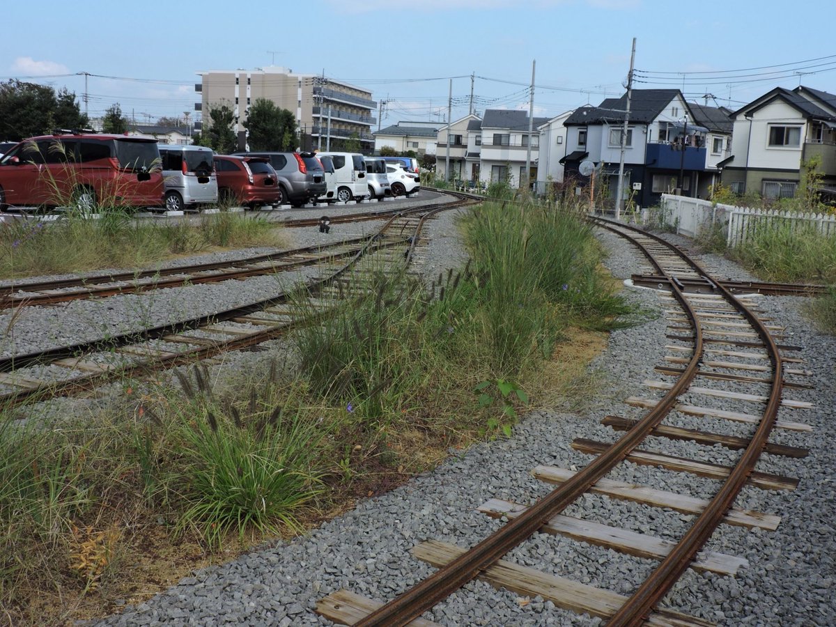 metro_emo's tweet photo. 今年6月に埼玉県鶴ヶ島市の鶴ヶ丘児童公園、KATO Railway Parkです。
今回が2回目の訪問でしたが、ちゃんと写真を撮ってきたのは今回が初でした。
1周600mのナローゲージ路線の関水本線。
その車両が保存されている工場をを敷地外から見てきました。
イベント時には車両も外に出てきて→ https://t.co/RZYGuUHfEm