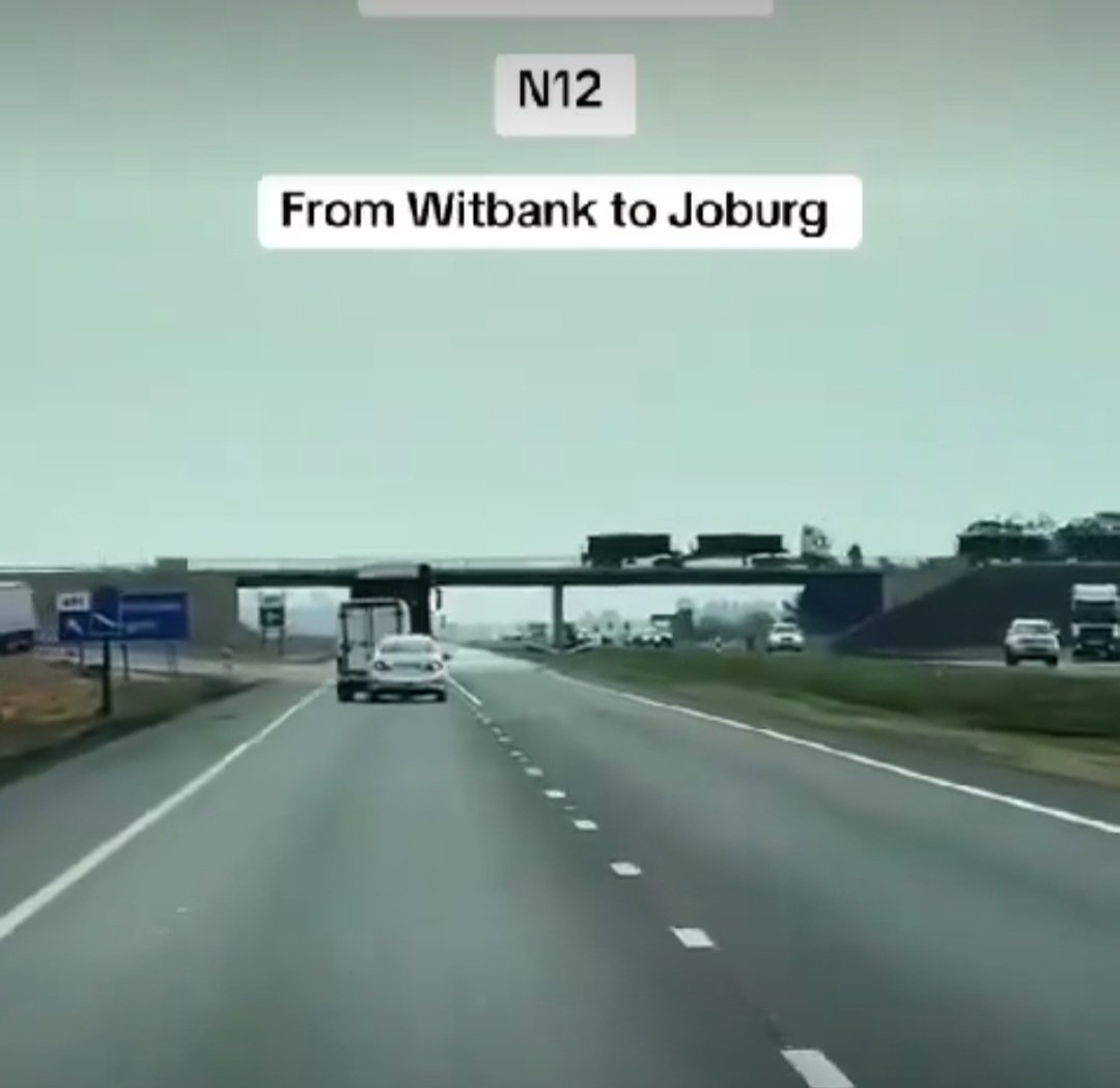 thatswaziguy's tweet photo. @Am_Blujay @MakaGti The van had a chance to finish the madness here by offramping and getting away https://t.co/fr1nhixX5t