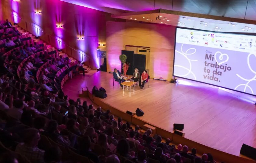 interporc's tweet photo. Anoche acudimos al evento ‘Mi trabajo te da vida’, organizado por @heraldoes, en representación y defensa de nuestro #SectorPorcino, vital para la economía de Aragón.🙌🐷
#INTERPORC #Porcino #MiTrabajoTeDaVida https://t.co/M2AmltjeG4