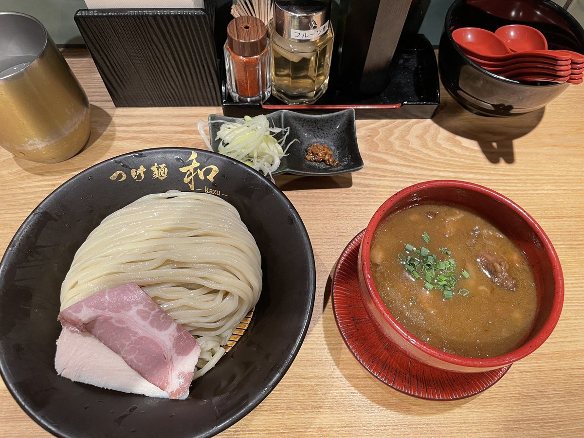 real_yu's tweet photo. 濃厚牛すじつけ麺、ヤバかったです！

注目度も高かったみたいで、いつもよりあっという間に行列だった気がします…

#つけ麺和
#東京本店
#麺の虜 https://t.co/Ag4fE4Tjdz
