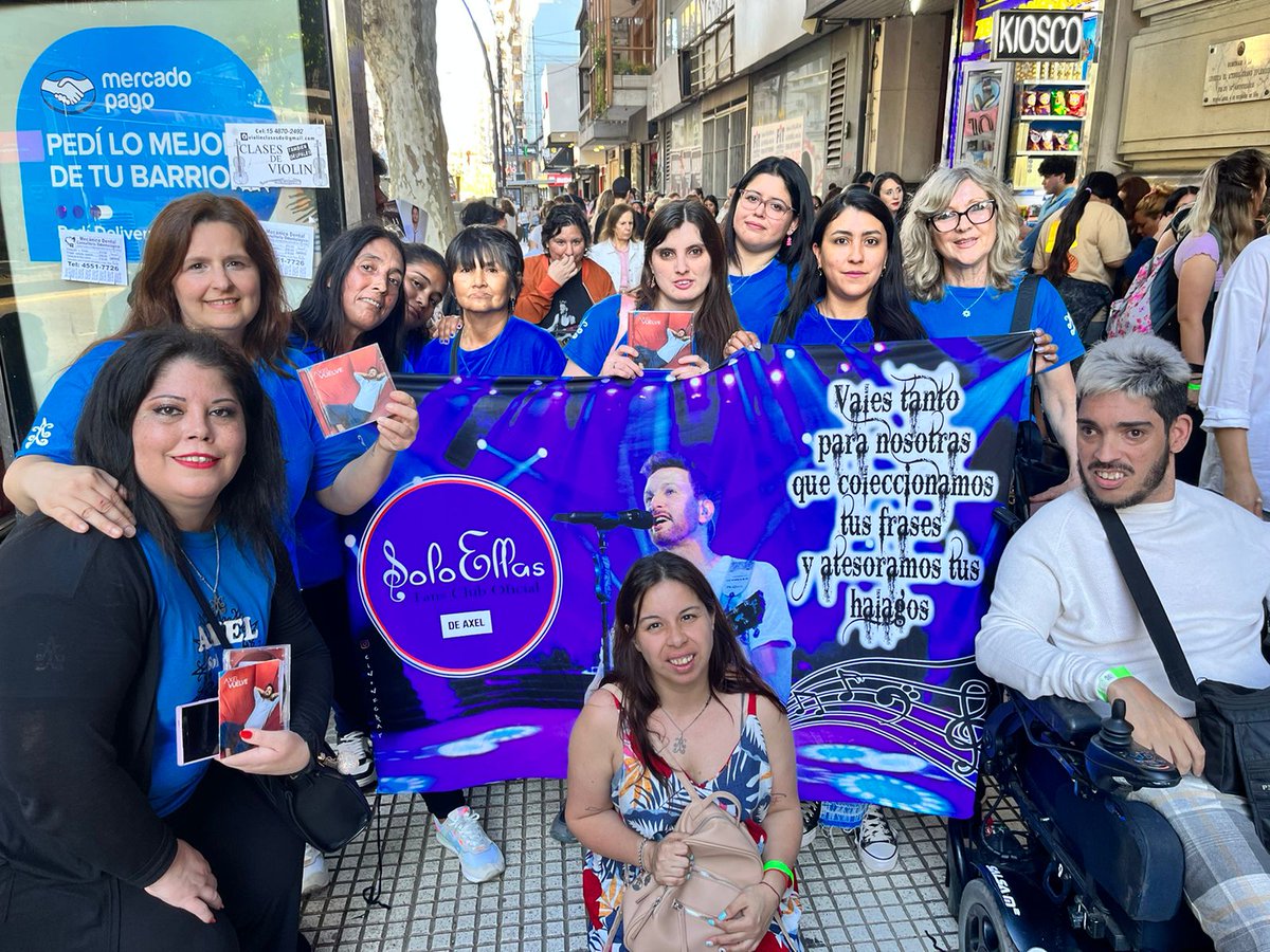 fcsoloellas's tweet photo. Que lindo fue compartir junto a @AxelOficial el lanzamiento de #VUELVE ! 💙💙🎶 https://t.co/BzTetyQIal