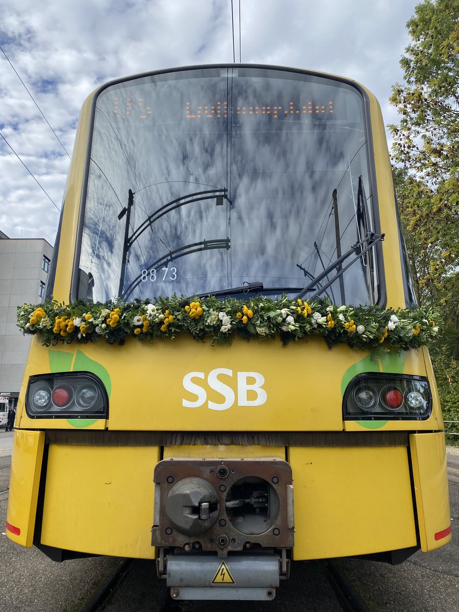 CMilankovic's tweet photo. Rausgeputzt zur Eröffnungsfahrt: die #SSB in #Stuttgart nehmen die Erweiterung des Stadtbahnnetzes in Betrieb. Wenige 100 Meter in Leinfelden. #oepnv https://t.co/2u0UkduH2g