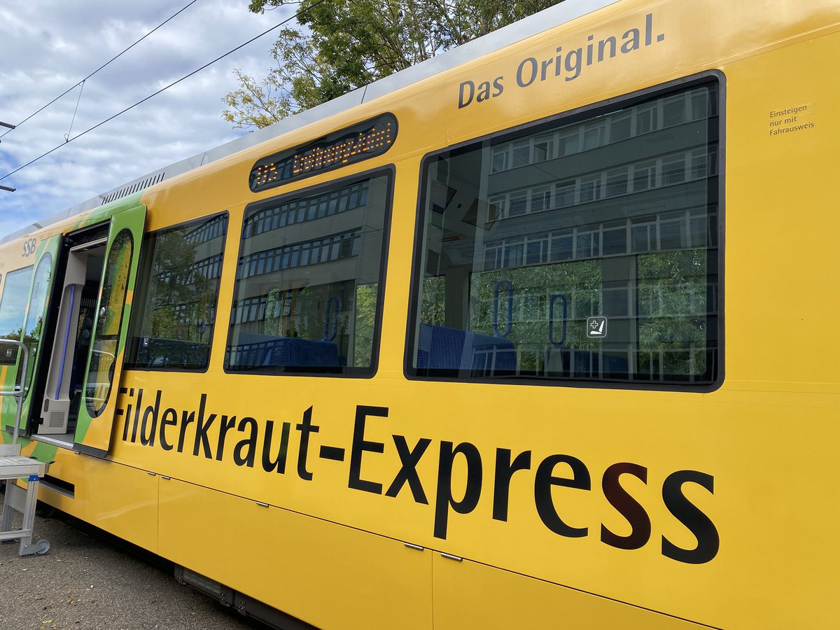 CMilankovic's tweet photo. Rausgeputzt zur Eröffnungsfahrt: die #SSB in #Stuttgart nehmen die Erweiterung des Stadtbahnnetzes in Betrieb. Wenige 100 Meter in Leinfelden. #oepnv https://t.co/2u0UkduH2g