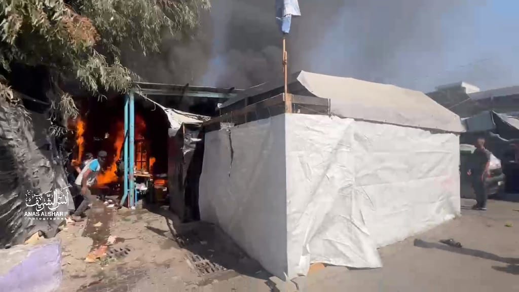 حُرقوا أحياء داخل خيمهم ولكن هذه المرة في وضَح النهار 

ولا أحد يعلم، ولا أحد يهتم، ولا أحد يتدخل.