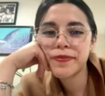 ¿Esta morra es la que representa Corazon Films? Chale...
Es bien racista y tiene cara de ardilla. Todo le molesta porque cree... que todo debe girar a su al rededor.