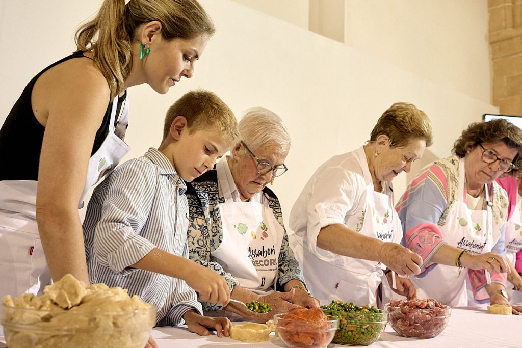 enEquip_'s tweet photo. Margalida Zuzama, usuaria de la residencia Sor María Rafaela, de #Campos:
"Ha sido muy emocionante. He podido viajar en avión, conocer Madrid y cocinar con la chef Rebeca Hernández”

Descubre el recetario online Saboreando Recuerdos.👉🏼 https://t.co/Y5DQQS6a7E

#Mallorca #Baleares https://t.co/mdxjbvbNKC