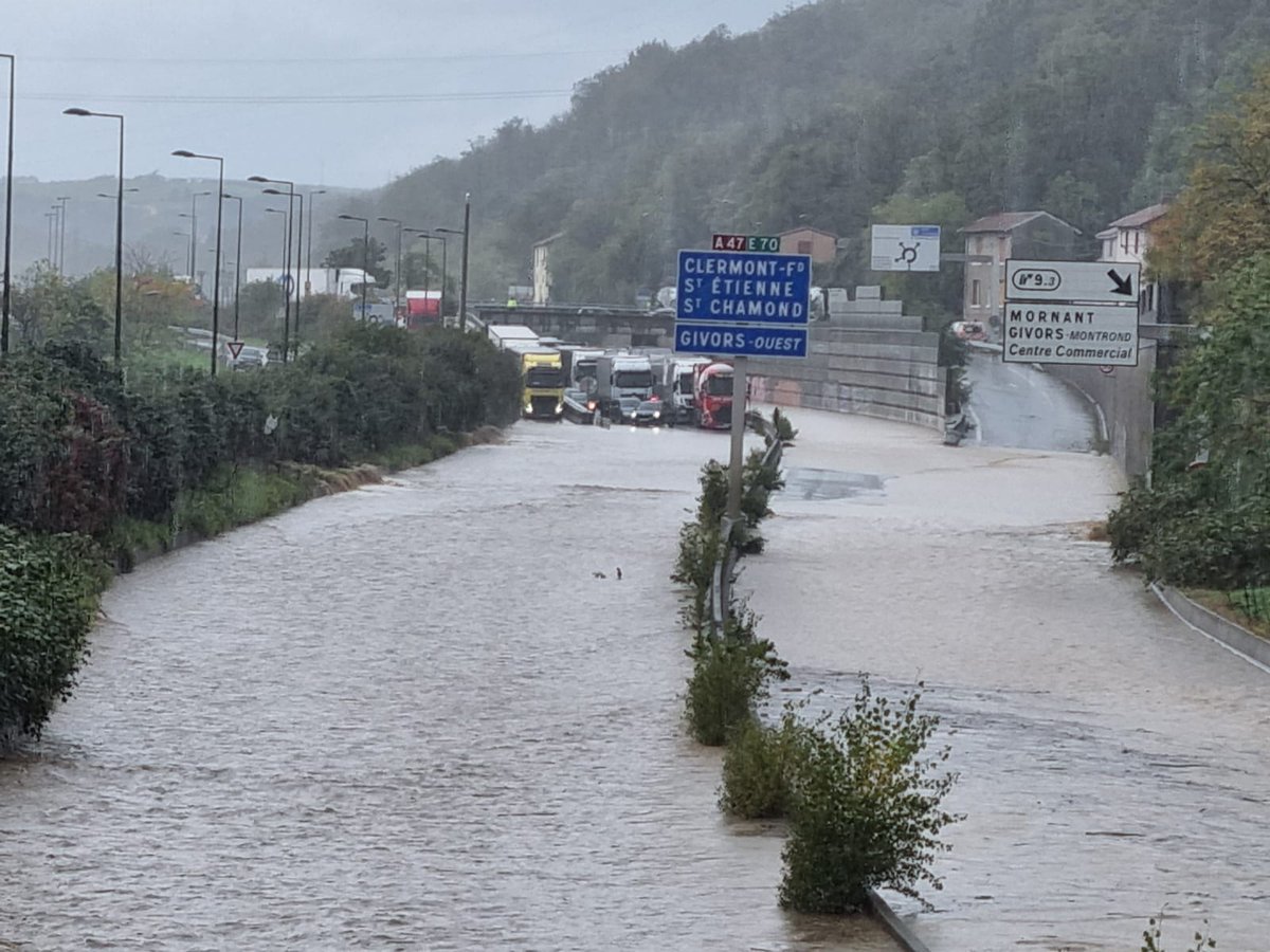 leprogreslyon's tweet photo. 🔴☔ Sur l'A47, les voitures à moitié immergées sont abandonnées.

Suivez le direct : https://t.co/85y5EZbr8u https://t.co/hBrWqsyl5a
