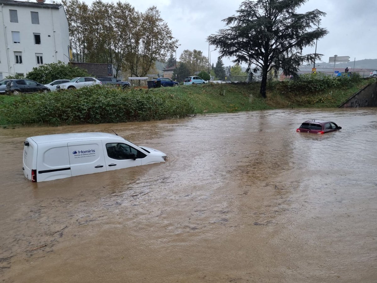 leprogreslyon's tweet photo. 🔴☔ Sur l'A47, les voitures à moitié immergées sont abandonnées.

Suivez le direct : https://t.co/85y5EZbr8u https://t.co/hBrWqsyl5a