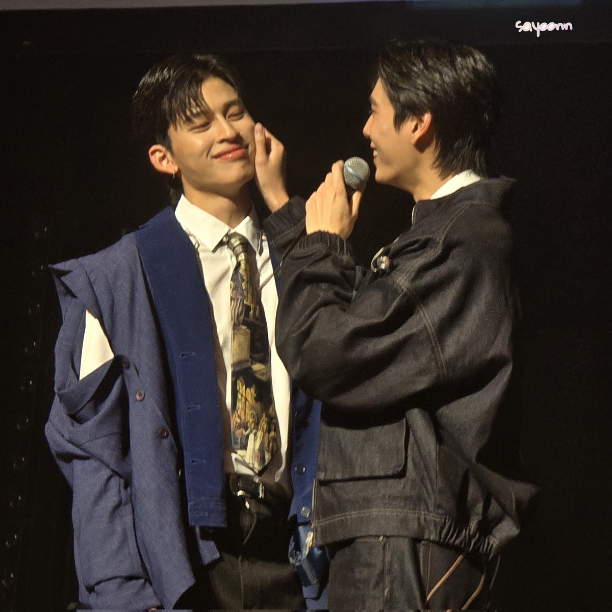 BrIgHtWiNFoReV6's tweet photo. ภูวินบีบแก้มพี่ปอนด์ แล้วเรียก " ปอนด์บ๊อกแบ๊ก " ปอนด์หลุดเขินเลย คนอื่นเรียกไม่เป็นไร เจอหวานใจเรียกเข้าไป เขินจนเสียทรง 🐶🐶

// พุเขย่าแก้มพี่เป็นโกลเด้นเลย ถ้าไม่กลัวผมพี่เสียทรง ยัยพุลูบหัวพี่ละนะ 😂 55555 

#WeAreForeverinJapanD1
#ปอนด์ภูวินทร์

©️ On Clip/Pic https://t.co/rkq8nmH40F