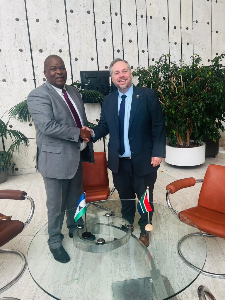 LebonaLephema24's tweet image. Lesotho and South Africa Ministers of Home Affairs during; Bilateral Meeting in Geneva, reaffirming commitment to strengthen cooperation between the two countries.