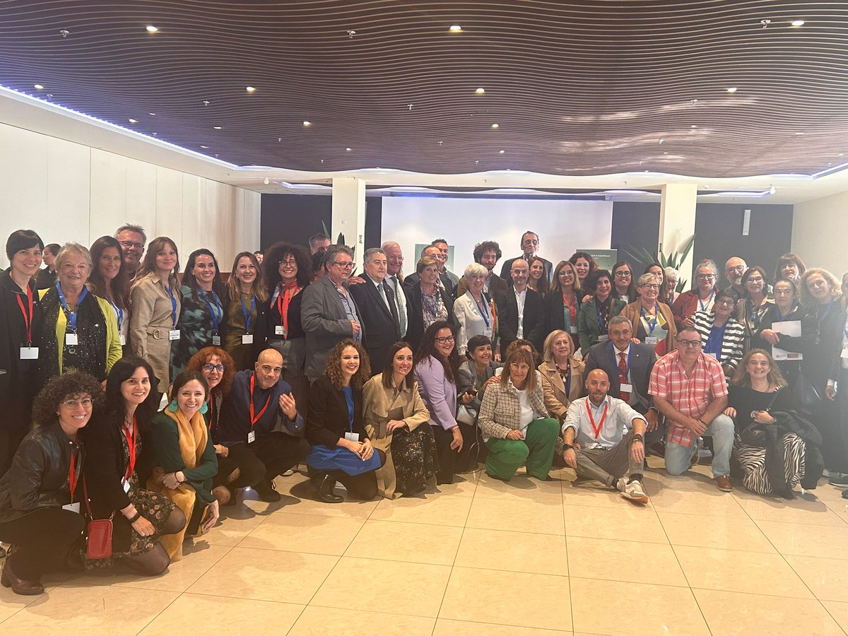 consaludmental's tweet photo. 📸 Equipo bonito del movimiento asociativo #SaludMentalEspaña con personas maravillosas que han venido de toda #España a la jornada #TrabajoySaludMental #DíaMundialdelaSaludMental.

▶️Streaming completo 👉🏿 https://t.co/k9IJcJJ9Bb https://t.co/kZd0C1KHW7
