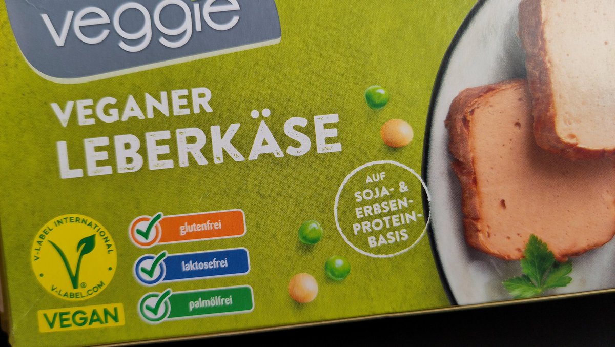 Dass diese veganen Dinger wie die echten wirklich Leberkäse genannt werden dürfen, obwohl hier weder Leber noch Käse drin ist, ist schon sehr irreführend.