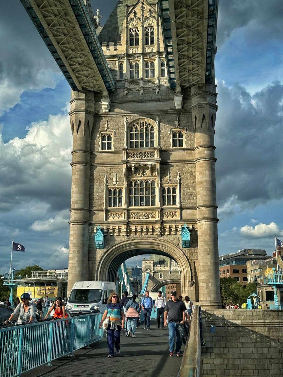 Queen58003543's tweet photo. There are more than a dozen bridges on the Thames, among which the Tower Bridge with a history of more than 130 years is the most famous. It is also a landmark building and a symbol of the city of London. https://t.co/IX9mFe19jM