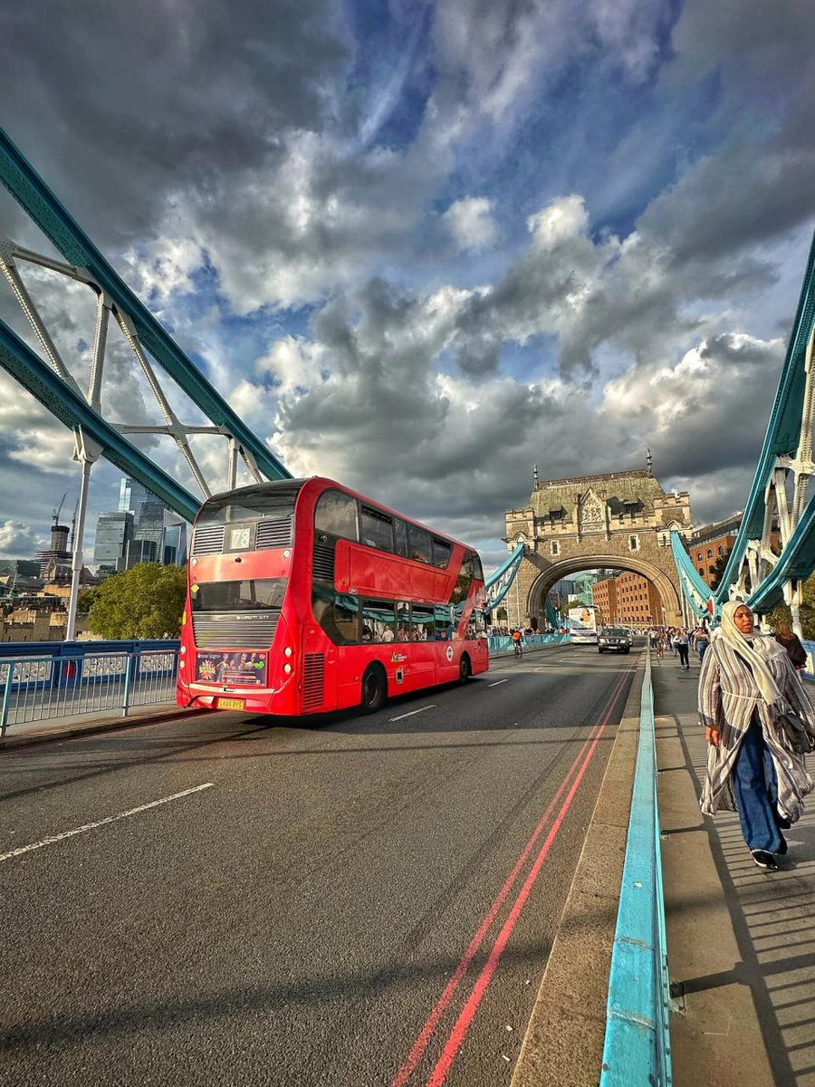 Queen58003543's tweet photo. There are more than a dozen bridges on the Thames, among which the Tower Bridge with a history of more than 130 years is the most famous. It is also a landmark building and a symbol of the city of London. https://t.co/IX9mFe19jM