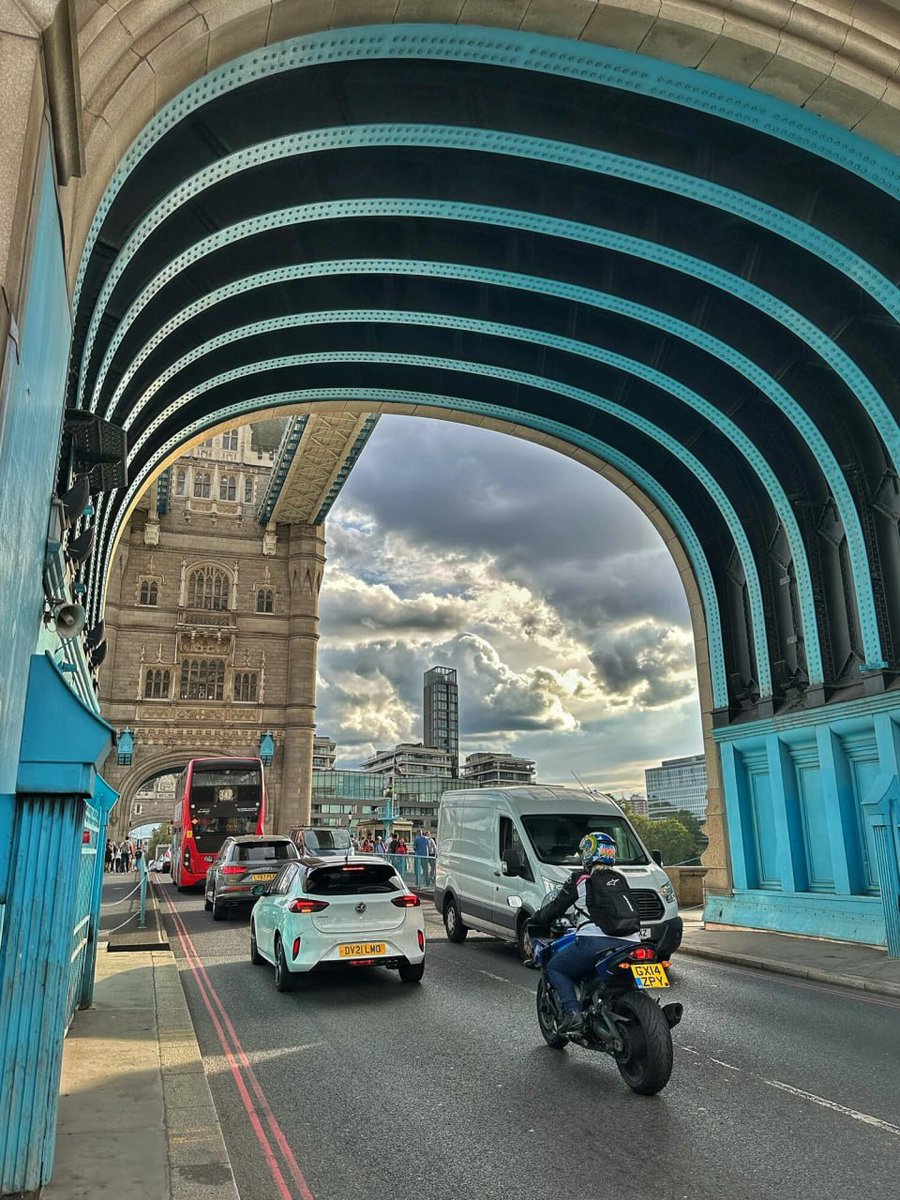 Queen58003543's tweet photo. There are more than a dozen bridges on the Thames, among which the Tower Bridge with a history of more than 130 years is the most famous. It is also a landmark building and a symbol of the city of London. https://t.co/IX9mFe19jM