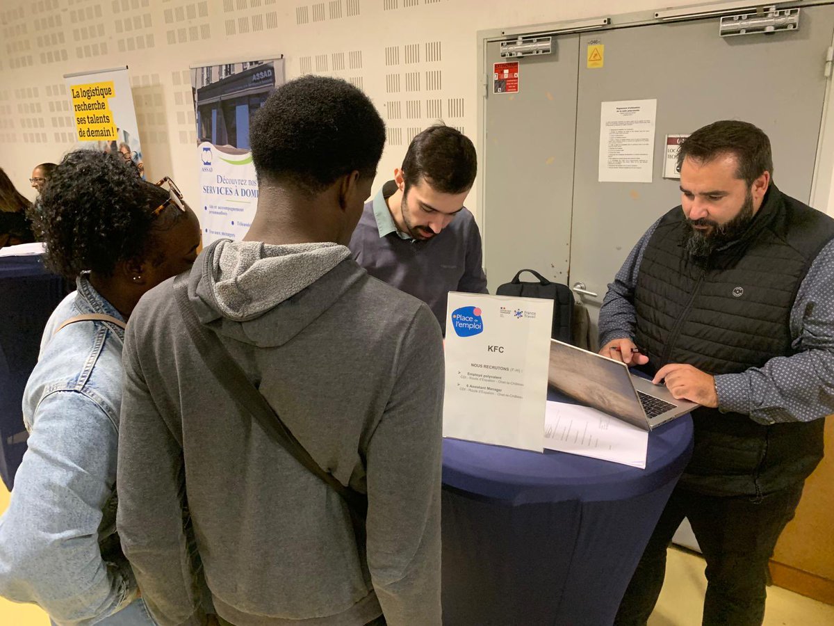 FTravail_OCC's tweet photo. C’est maintenant à @VilledeRodez que se déroule la Place de l’#emploi ! 17 entreprises, une centaine de postes et un public venu nombreux pour rencontrer des employeurs ! @LaurentPAUL_Occ https://t.co/kSY6JzjWix