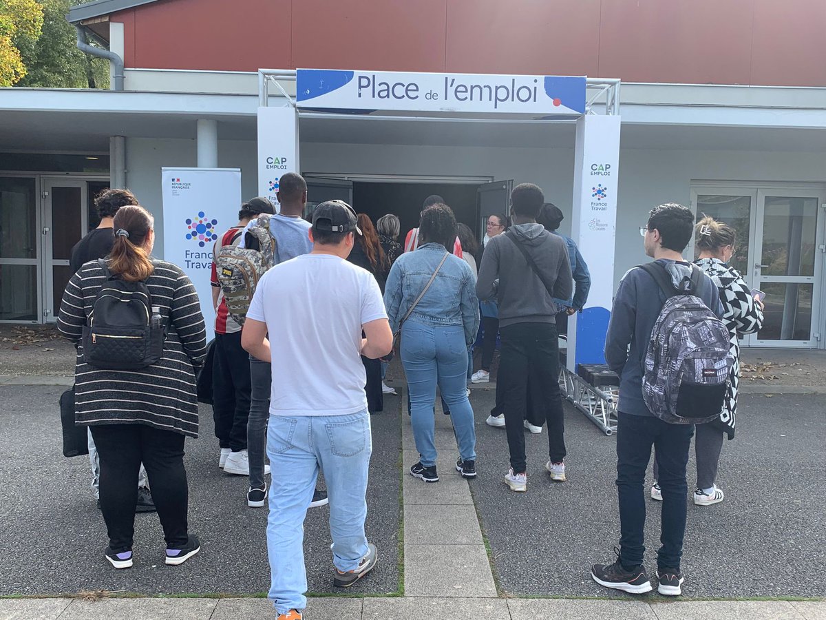 FTravail_OCC's tweet photo. C’est maintenant à @VilledeRodez que se déroule la Place de l’#emploi ! 17 entreprises, une centaine de postes et un public venu nombreux pour rencontrer des employeurs ! @LaurentPAUL_Occ https://t.co/kSY6JzjWix