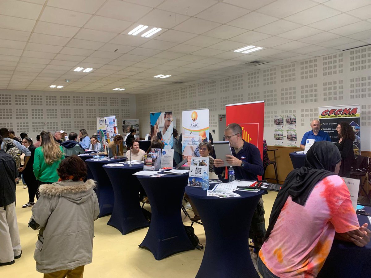 FTravail_OCC's tweet photo. C’est maintenant à @VilledeRodez que se déroule la Place de l’#emploi ! 17 entreprises, une centaine de postes et un public venu nombreux pour rencontrer des employeurs ! @LaurentPAUL_Occ https://t.co/kSY6JzjWix
