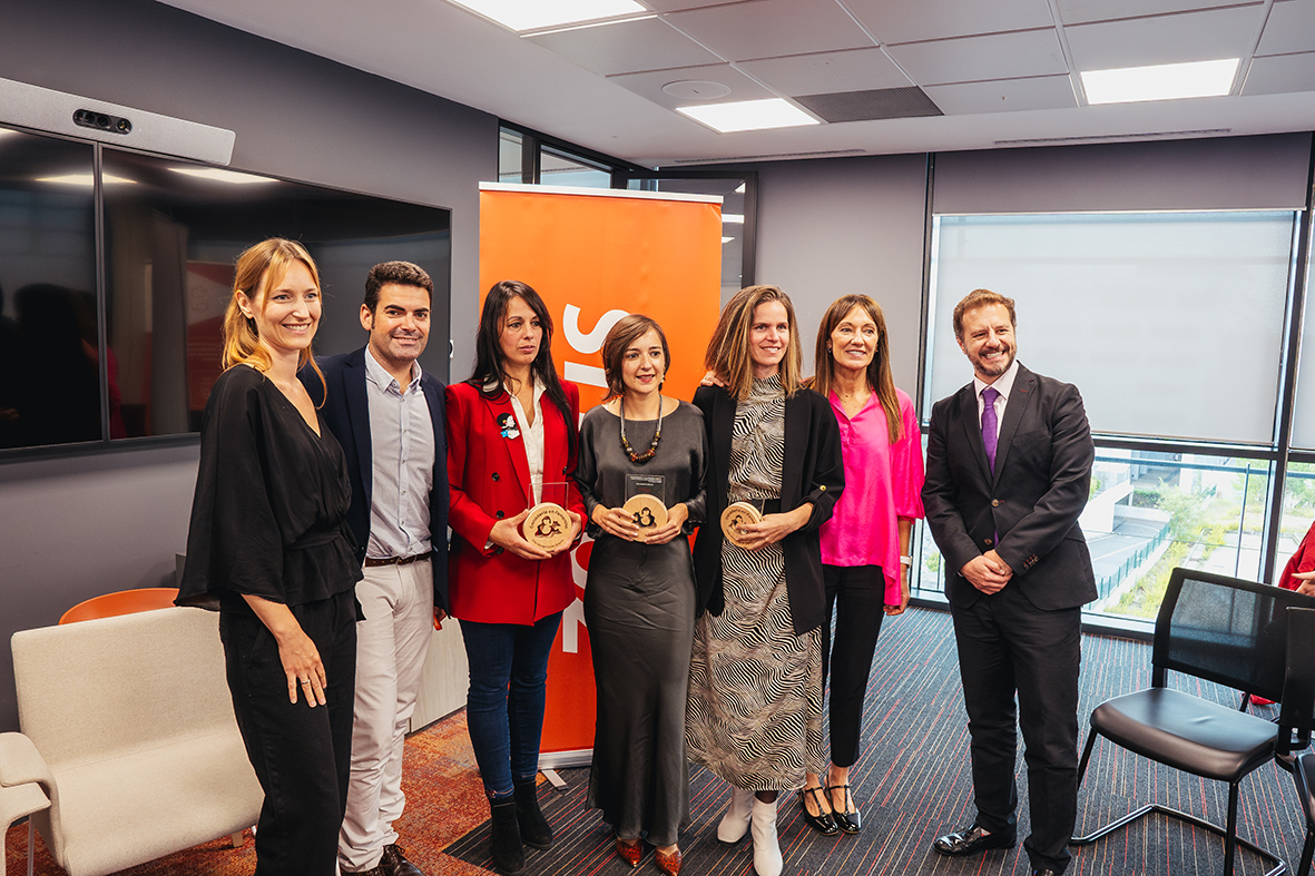enNovillasEsp's tweet photo. Una jornada increíble en @ZoetisEsp en el evento #GanaderíaEnFemenino 2024 que arrancó con el IV Coloquio España rural, mujer y vida. ¡Enhorabuena a las ganadoras!  🏆 Paloma Comino por su ganadería extensiva y ecológica🐂,Lola Vaquero y Aurora Murillo por sus trayectorias en @grupoavimosa 👩‍⚕️🐔y miles de gracias a todas las participantes 💪🏼💜