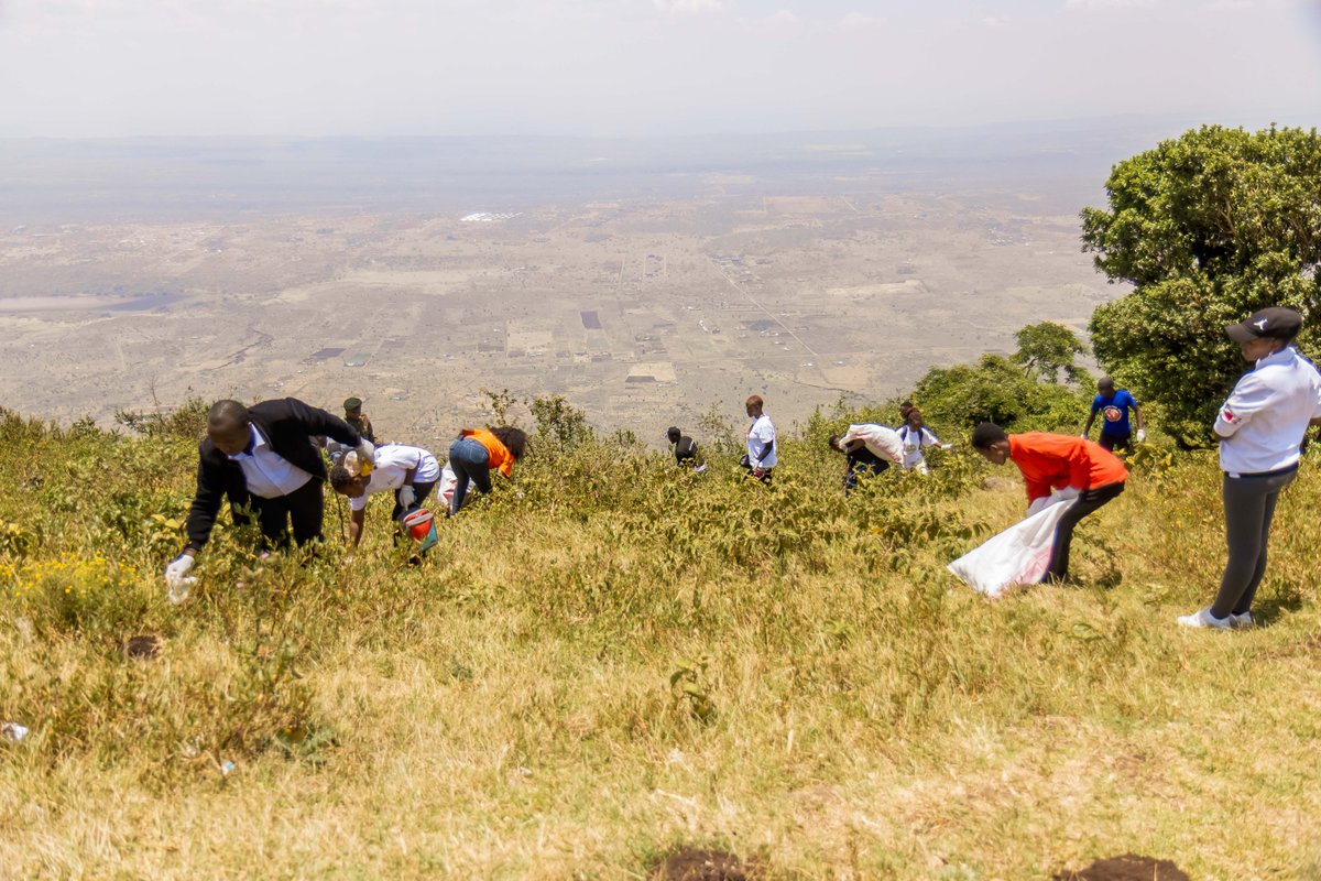 IsVivienne's tweet photo. 2/2Cleaning areas: "Entrance Gate" to @KenGenKenya  and observation hill offering a stunning views. In total, we covered 2.7km with an elevation rise of 234m, mainly collecting single-use plastics. Remember, leave nothing behind except your footprints.  #mazingiraday 
Mercy Tarus https://t.co/rpeDHufCCK