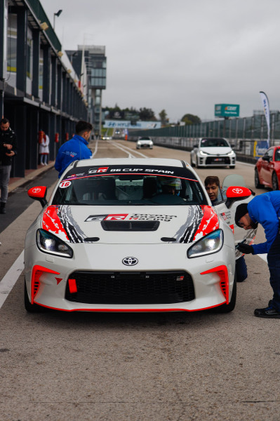 ToyotaPrensa's tweet photo. 🚨Ya está la 4⃣ Edición del #Toyota #GRDay 🔴⚫️

La experiencia @TGR_Spain  vuelve al @Circuito_Jarama 🏁

Los #Toyota #GR86, #GRSupra y el nuevo #GRYaris serán los protagonistas

Además, habrá modelos expuestos de la gama GR de Toyota como #Hilux, #Yaris130H y #ToyotaCHR 

Y contaremos con simuladores, karting y slalom cronometrado

📅 19 octubre de 10- 19h

Más información👇
https://t.co/LHELgcezaz