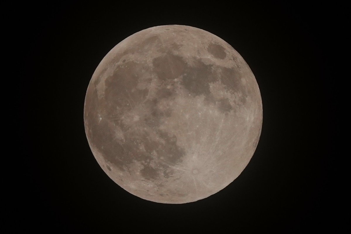 awapom_photo's tweet photo. 望を迎えた雲のベール越しのスーパーなムーンがキレイ₍ᐢ*⓿ω⓿ᐢ₎ .。oO輝面比100%
てか今日はフレアスタックがエグいなぁ…
#イマソラ #イマツキ #夜空 #夜景 #キリトリセカイ #ファインダー越しの私の世界 #窓からの景色 #工場夜景 #フレアスタック #flarestack #スーパームーン #満月 🌕 https://t.co/lN7tRkrVvj