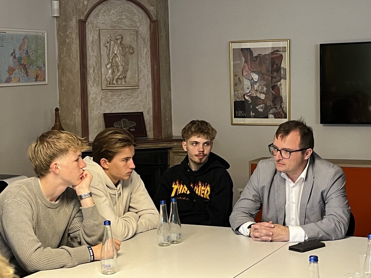 Konrad-Adenauer-Stiftung Skopje (@kas_mkd) on Twitter photo 📢 Денес во посета на канцеларијата во Скопје беше група на 20 средношколци од Хајлвиг гимназијата во Хамбург 🇩🇪, кои со претставникот на фондацијата Конрад Аденауер, Даниел Браун, имаа можност да разговараат околу политичката состојба и евро-интегративните процеси на 🇲🇰. 📢 Денес во посета на канцеларијата во Скопје беше група на 20 средношколци од Хајлвиг гимназијата во Хамбург 🇩🇪, кои со претставникот на фондацијата Конрад Аденауер, Даниел Браун, имаа можност да разговараат околу политичката состојба и евро-интегративните процеси на 🇲🇰.