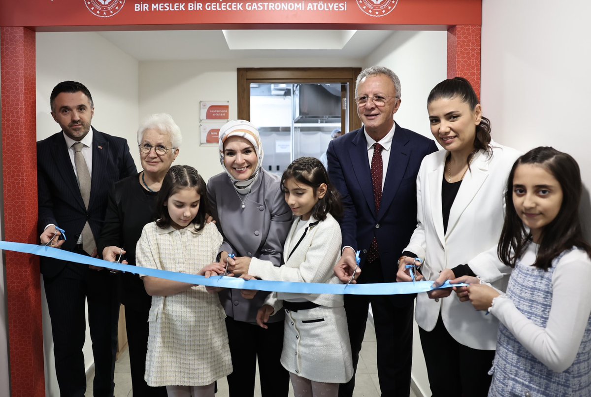 Kasımpaşa Oya Kayacık Çocuk Evleri Sitesi “Bir Meslek Bir Gelecek Gastronomi Atölyesi”nin açılışını gerçekleştirdik.

Bu atölye sayesinde gastronomi okuyan çocuklarımızın yeteneklerini geliştirmelerine destek olacağız. Güzel evlatlarımızı hayatın her alanında güçlendirmek için