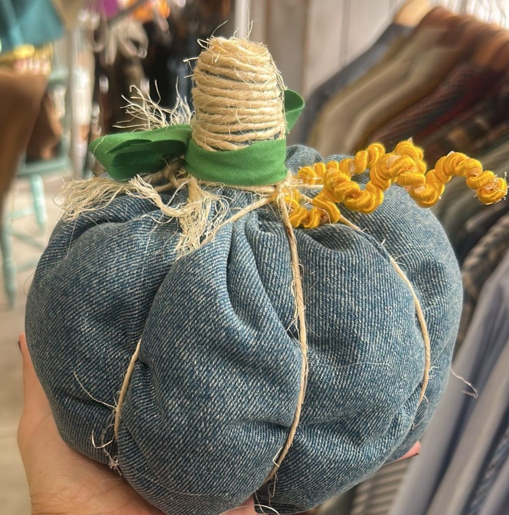 recumadrid's tweet photo. El otoño es la época perfecta para renovar tu armario con prendas de moda y sostenibles. En La Recuperadora, encontrarás una amplia selección de ropa de segunda mano en excelente estado, a precios asequibles.
También podrás descubrir nuestras calabazas de tela hechas a mano. https://t.co/K3WjczsQYB