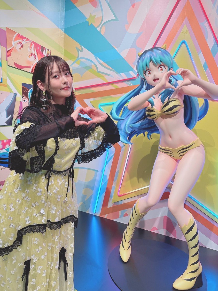 natsunomizu's tweet photo. TVアニメ「うる星やつら」展オープニングセレモニーにてラムちゃん役の上坂すみれさんのスタイリングをしました。
ラムちゃんカラーかつリボン柄のこの衣装を見た時にいつかすみれちゃんにうる星やつら関連で着てほしいなと思っていました◎ https://t.co/68xrGL9lkT