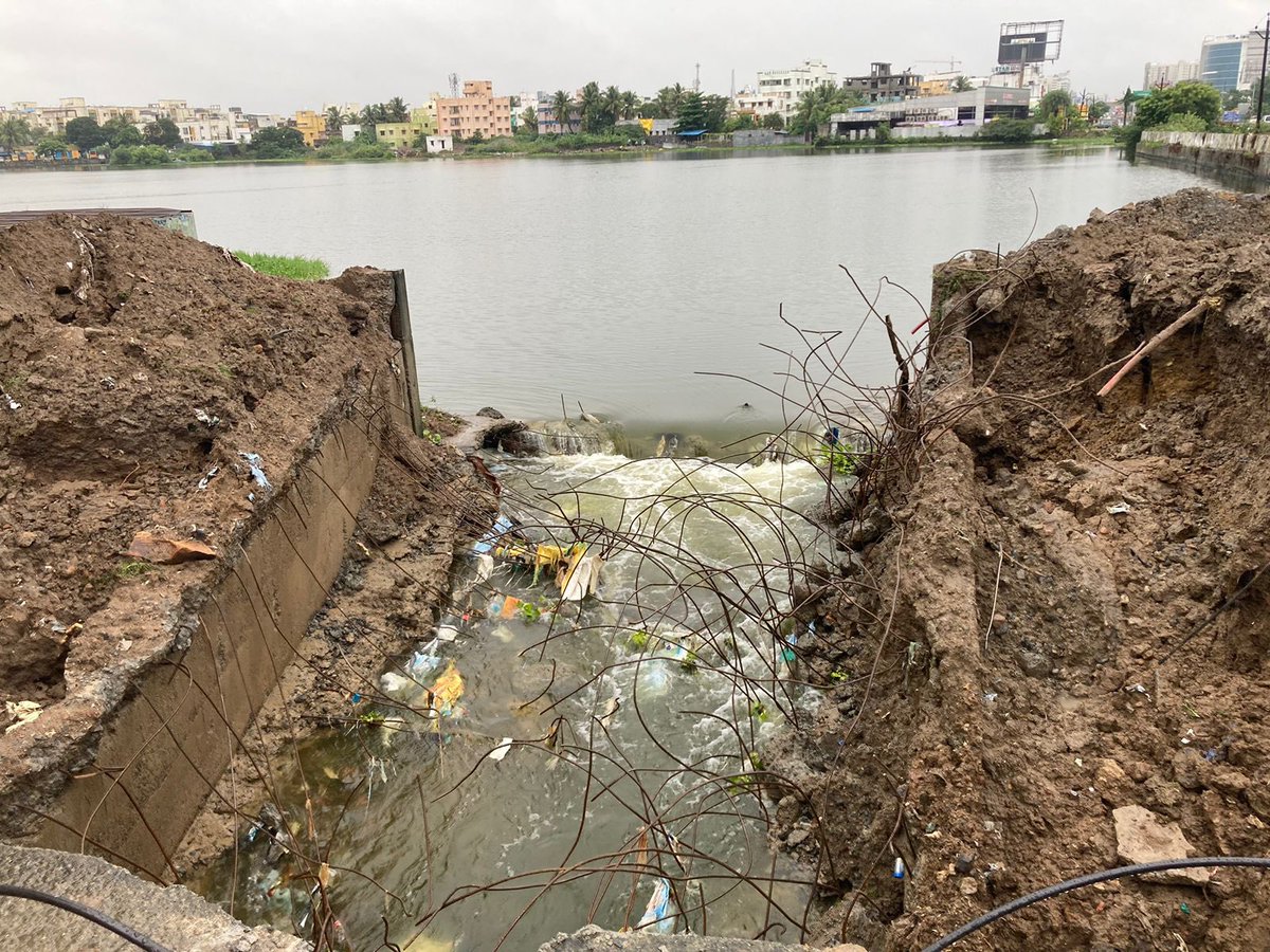 Gaydiv's tweet photo. We, Rajesh Ngr residents-Pallikaranai,thank you for swiftly addrsng flood concerns by draining Narayanapuram lake. Rqst help to clear encroachments &amp; construct boundary wall for the lake. Walkway would also enhance safety. @Udhaystalin @CMOTamilnadu 
@chennaicorp
@ThamizhachiTh https://t.co/KqZLE2nbtH