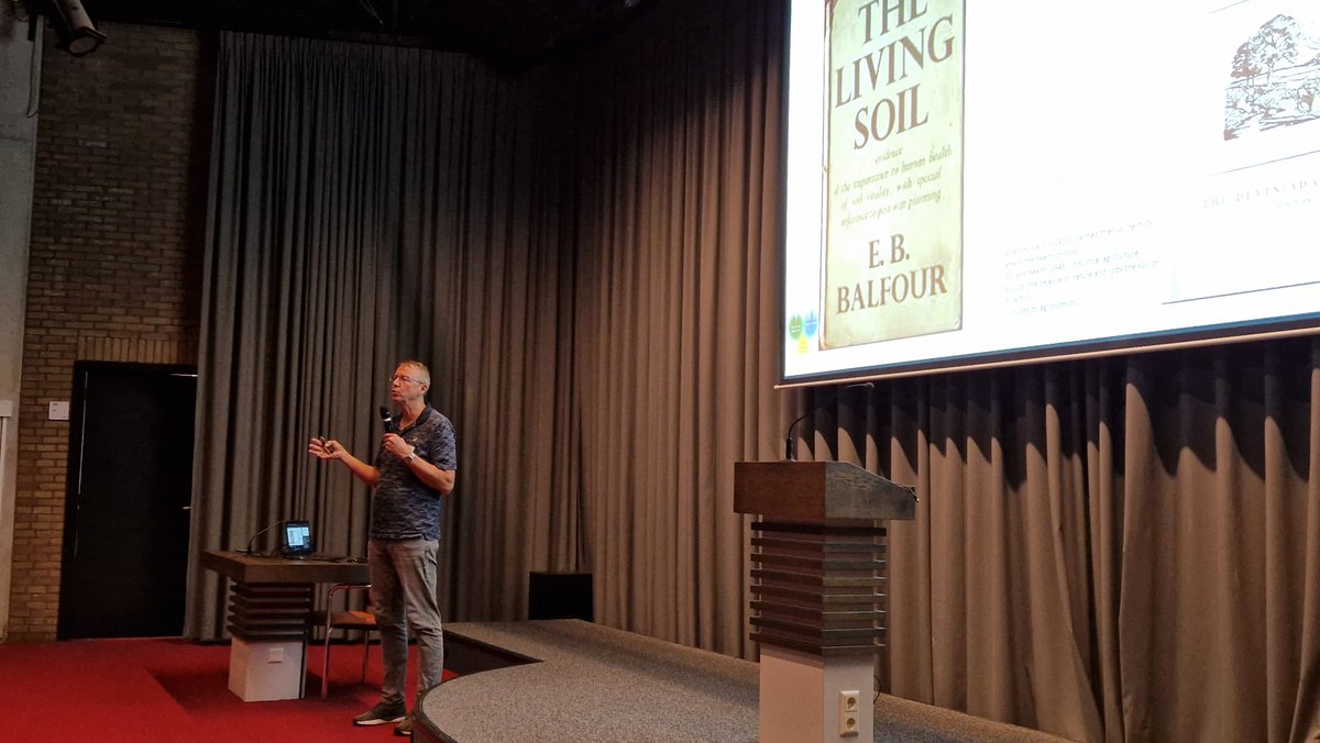 MicroHealth_KIC's tweet photo. Several KIC projects on plant - and soil health were presented at today's @NWO meeting, including MicroHealth's "Healthy from soil to gut: the effect of the soil microbiome on human health" by @HarroBouwmeester

#NWOKIC #MicroHealth #MiCrop https://t.co/wyC0sDnPRv