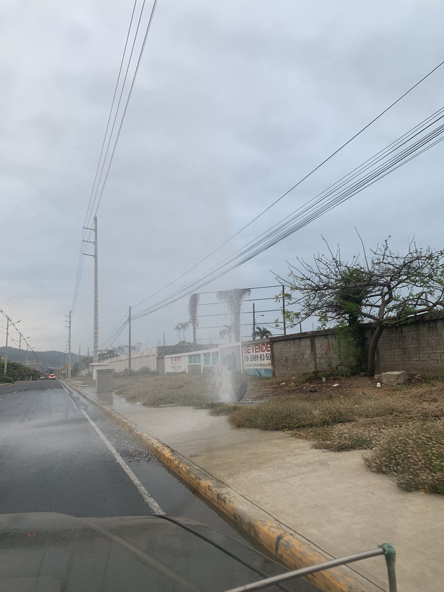 kokicrespo22's tweet photo. @EmapagGye urgente hay una gran fuga de agua en el km. 15.5 vía a la costa, dicha fuga está desde ayer en la noche. https://t.co/rVIAGIyDi7