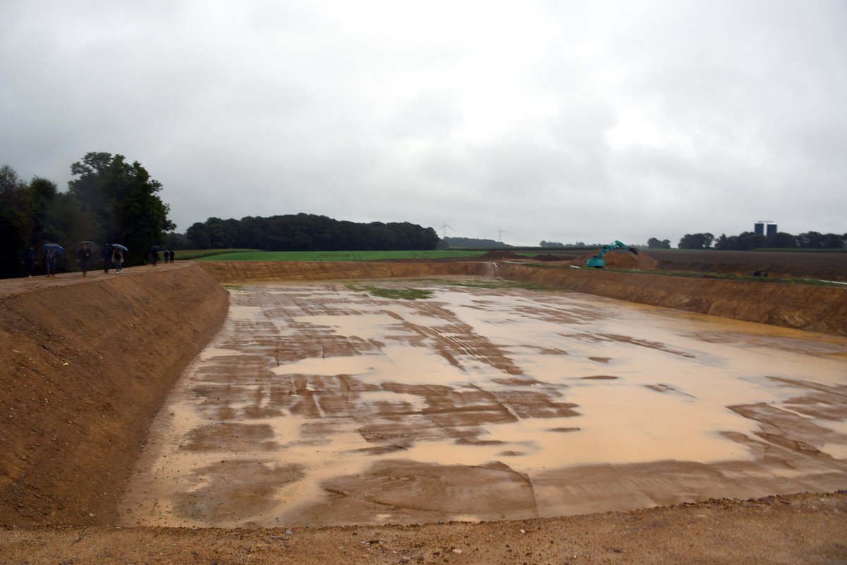 Prefet56's tweet photo. La visite s’est ensuite poursuivie sur le chantier où le préfet à pu constater la réalisation de cet ouvrage et remercier tous ceux qui ont contribué à sa réalisation, essentielle pour la qualité des cultures.

Enfin, le préfet a exprimé son soutien aux exploitants dans la mise en œuvre de ces réalisations et salué l'importance de ce projet pour la régularité des rendements agricoles et la souveraineté alimentaire du territoire.