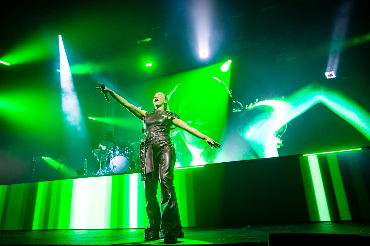 andrewbenge's tweet image. Last night @BeckyHill at @fdarena #beckyhill #leeds #gig #believemenow #overdrive #livemusic