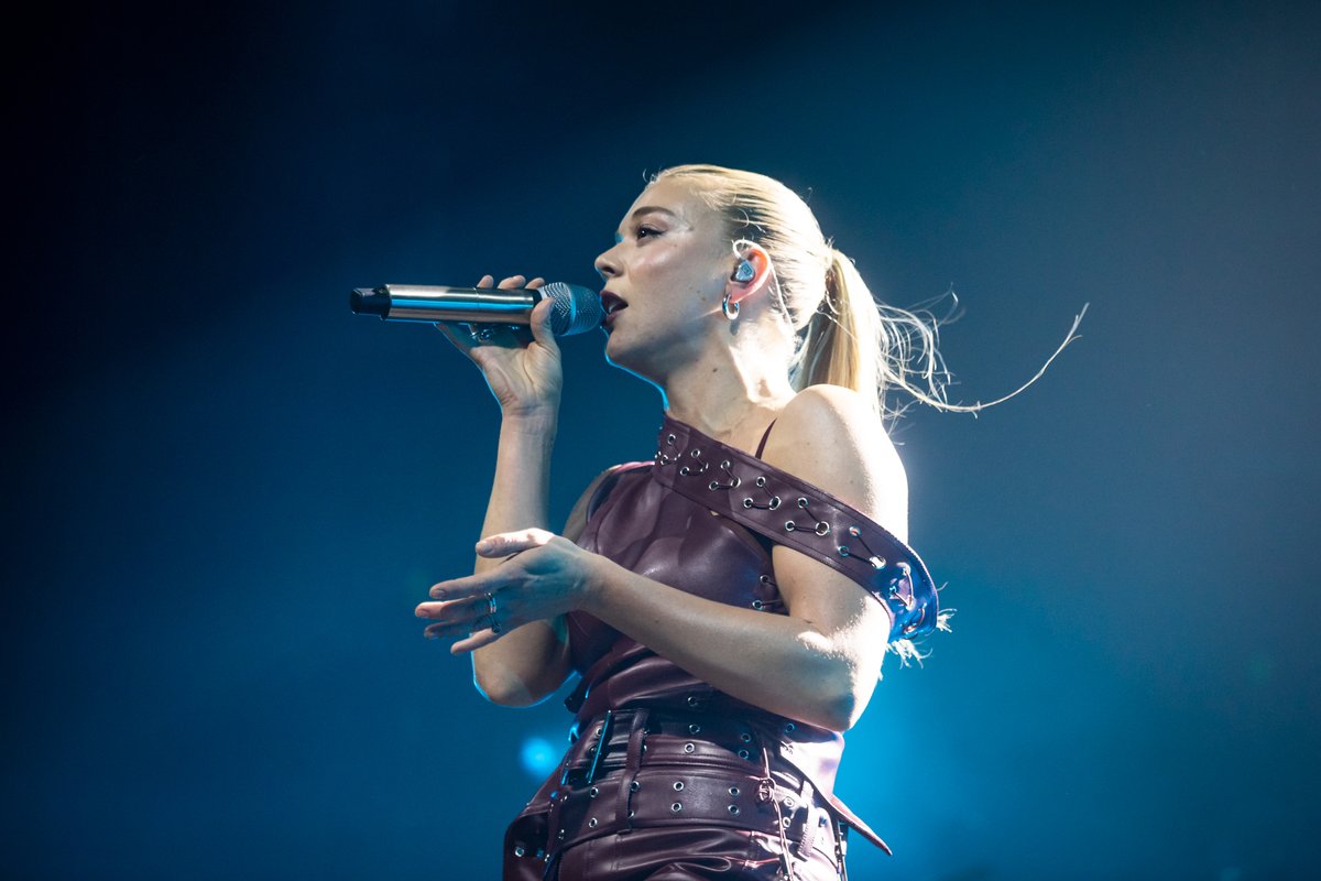 andrewbenge's tweet image. Last night @BeckyHill at @fdarena #beckyhill #leeds #gig #believemenow #overdrive #livemusic