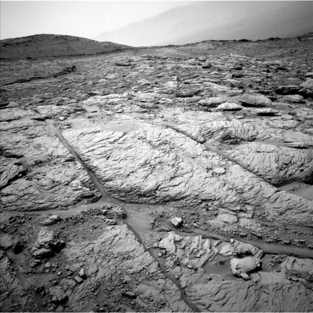 MarsMissionImgs's tweet photo. #CuriosityRover image taken on #Sol3651 at 2:12:14.622 PM with #Navcam #Mars #NASA #Space https://t.co/s4YI97uBtz
