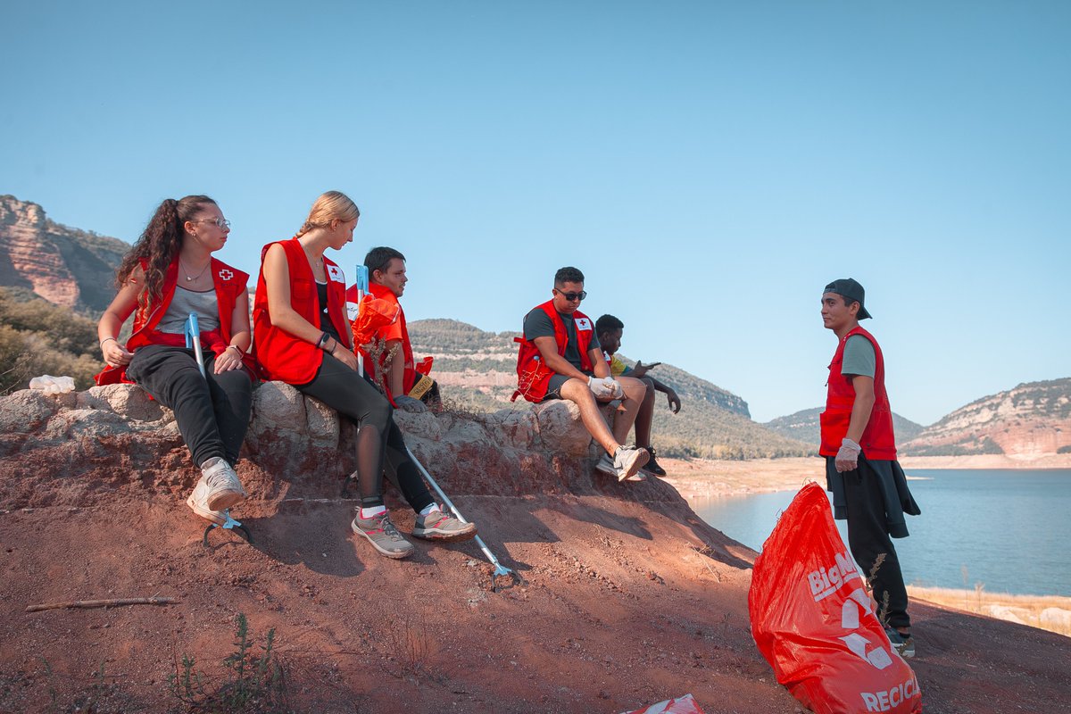 CreuRojaOsona's tweet photo. Creu Roja Joventut Osona va passar el cap de setmana a Les Tallades de Vilanova de Sau i ho van aprofitar per recollir brossa del pantà amb els amics de l'Espai Natural de les Guilleries-Savassona. #mediambient #creurojaosona https://t.co/9uQRG1GSg9