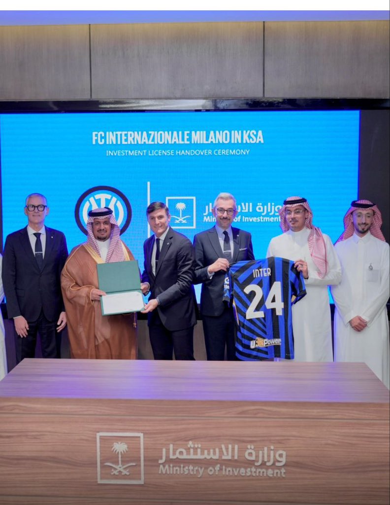 في خطوة تسهم في تطوير قطاع الرياضة في المملكة، سلمت #وزارة_الاستثمار بالتعاون مع وزارة الرياضة <a href="/mosgovsa/">وزارة الرياضة</a> الرخصة الاستثمارية لنادي إنتر ميلان الإيطالي <a href="/Inter/">Inter ⭐⭐</a> ، بهدف تعزيز المواهب والثقافة الرياضية من خلال افتتاح العديد من الأكاديميات الرياضية في جميع أنحاء المملكة.