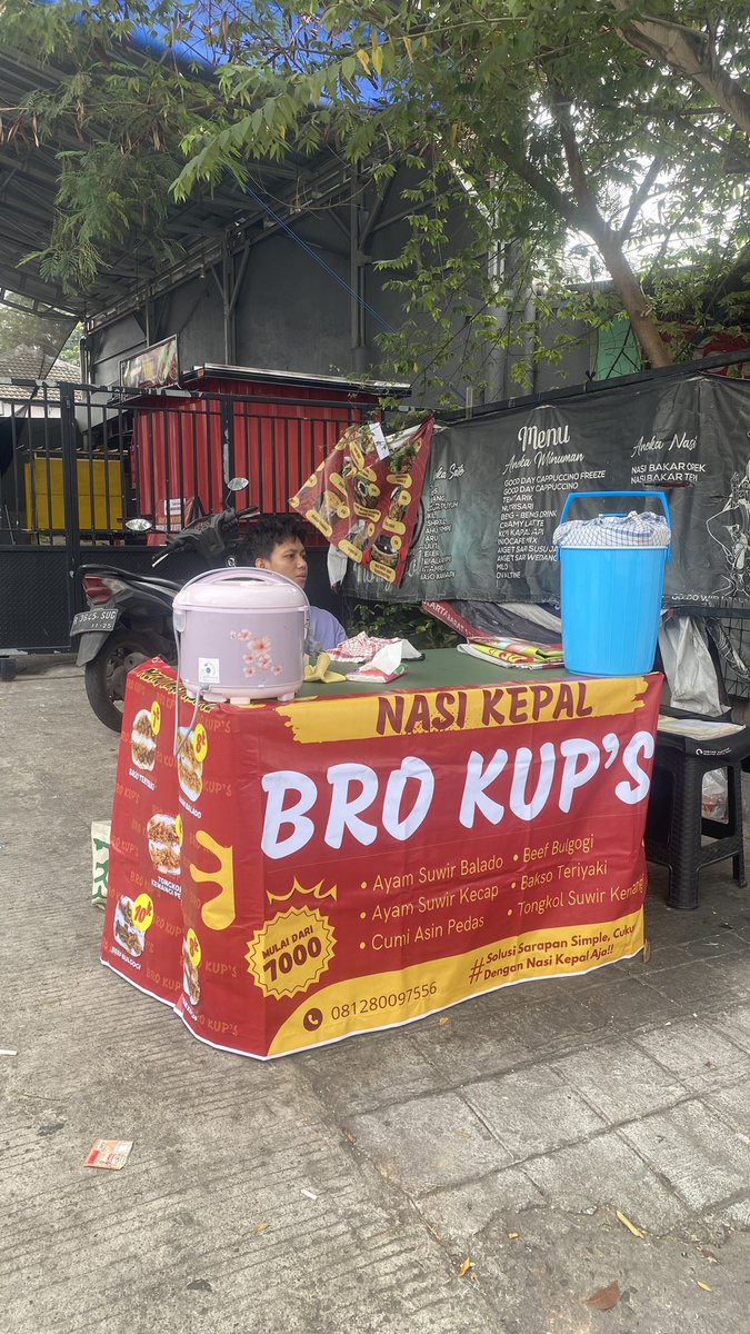 razzaz48's tweet photo. First time jalanin usaha FnB di 2024 setelah memutuskan berhenti kerja di corporate yg sdh cukup besar dan alhamdulillah juga bisa terwujud mimpi gue di tahun ini. Semoga bisa berkembang terus usahanya menjadi restauran dan membawa keberkahan pastinya. Amiin ❤️💛💚 https://t.co/UrkBZGP2Mq