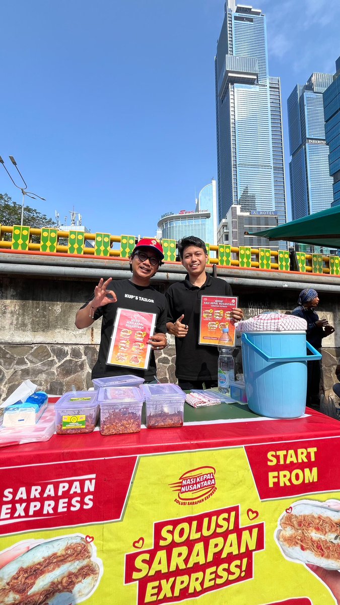 razzaz48's tweet photo. First time jalanin usaha FnB di 2024 setelah memutuskan berhenti kerja di corporate yg sdh cukup besar dan alhamdulillah juga bisa terwujud mimpi gue di tahun ini. Semoga bisa berkembang terus usahanya menjadi restauran dan membawa keberkahan pastinya. Amiin ❤️💛💚 https://t.co/UrkBZGP2Mq