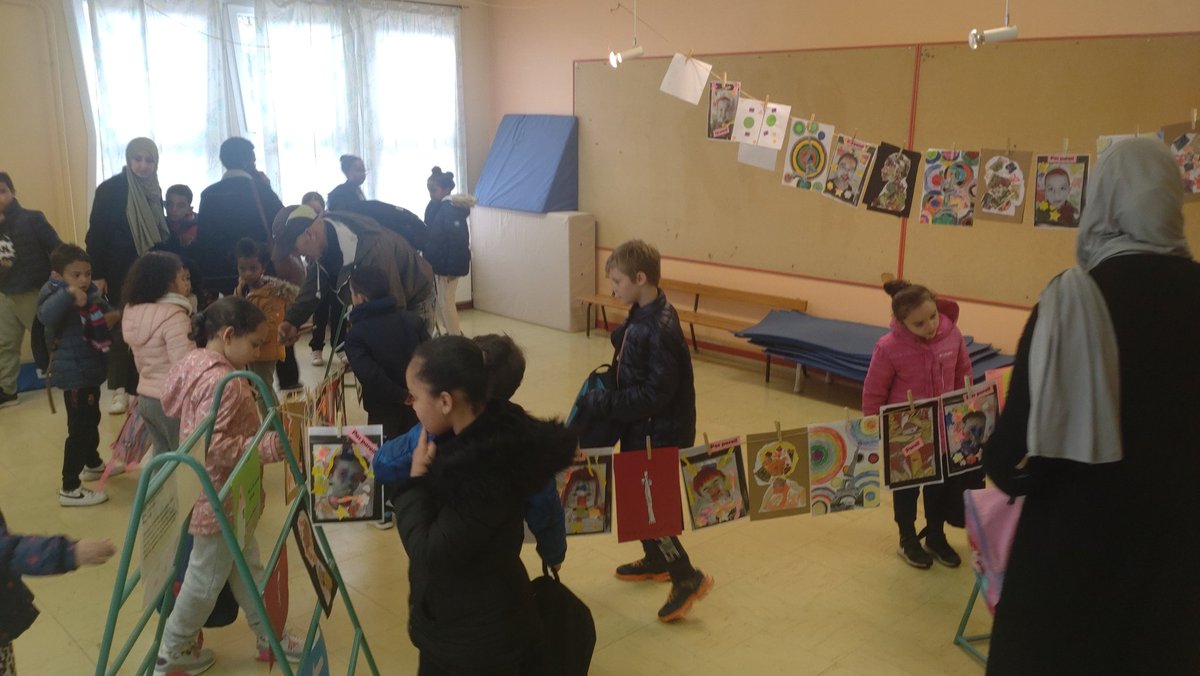 FleurAline2's tweet photo. #REP #PEAC  Exposition à l'école "Pareil, pas pareil"??
@LaGrandeLessive https://t.co/j94FZf01Qe