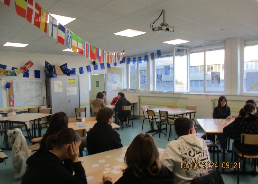#Erasmusday 🇪🇺 c'est l'occasion de présenter les possibilités de #PFMP à l'étranger au lycée et de tester ses connaissances sur les pays européens par des jeux en compagnie de l'assistante anglaise et de l’assistant colombien.