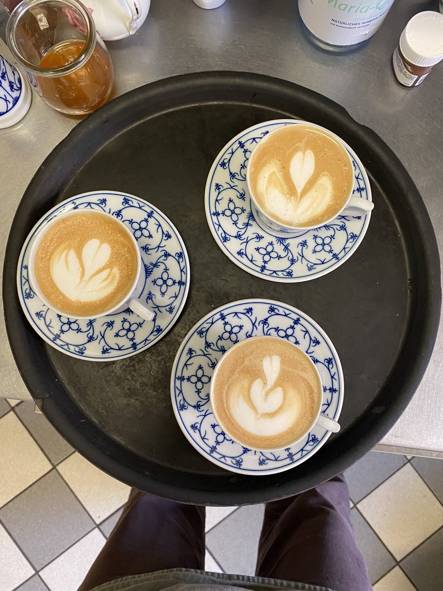 diesefiliz's tweet photo. Liebe Freunde des Latte-Arts: ich bin zurück ausm Urlaub 😌 https://t.co/PX99bNK5Gm