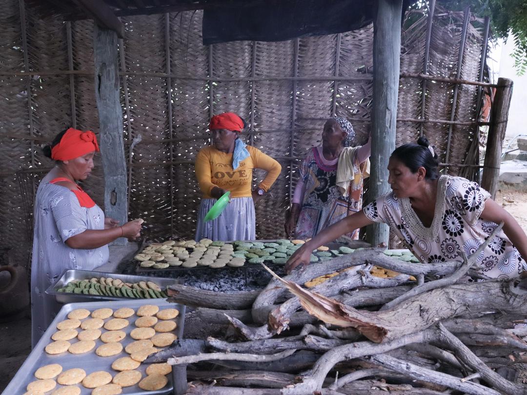 FAO_Venezuela's tweet photo. En el marco del #DíaMundialdelaAlimentación, celebrado cada 16 de octubre desde hace 79 años, @FAO_Venezuela realizó una jornada de sensibilización alimentaria y nutricional en la comunidad Alitasia de la Guajira Venezolana🇻🇪
#MejorNutrición 

Lea más aquí https://t.co/QCihvMOLf4 https://t.co/U003swVwkf