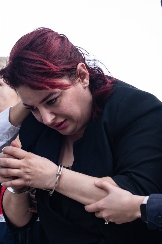 Sen o melekleri öldürüp o paraları nasıl harcadın, nasıl geceleri uyudun, nasıl boğazından lokma geçti, nasıl güldün, eğlendin, gezdin, tozdun, hiçbir şey olmamış gibi yaşadin????
Sen ne tür bir canavarsin Hemşire Mehtap S. !!!
Hapishane sana ödüldür siz bir seri katilsiniz!!!!