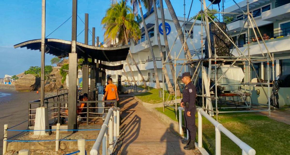 Nuestros agentes patrullan en las playas de La Libertad Costa, garantizando la seguridad a los turistas. 

#PlanControlTerritorial