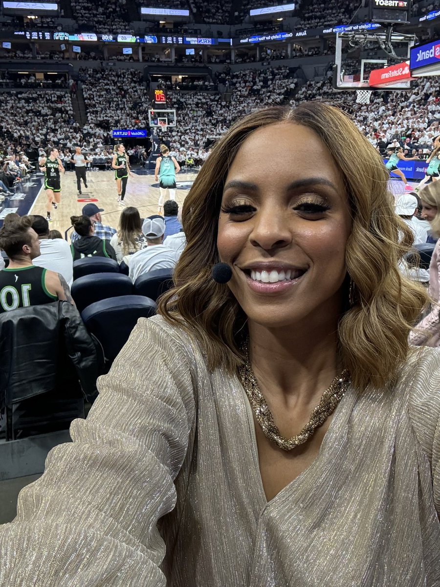 The pic on the left is young basketball analyst LaChina covering the Lynx in the 2015 WNBA finals. I was dreaming of a one day having a #WNBACountdown show, the woman on the right is hosting it🙏🏽

On the left open seats in the lower bowl. Last night, the LAST row was FULL 19,521!