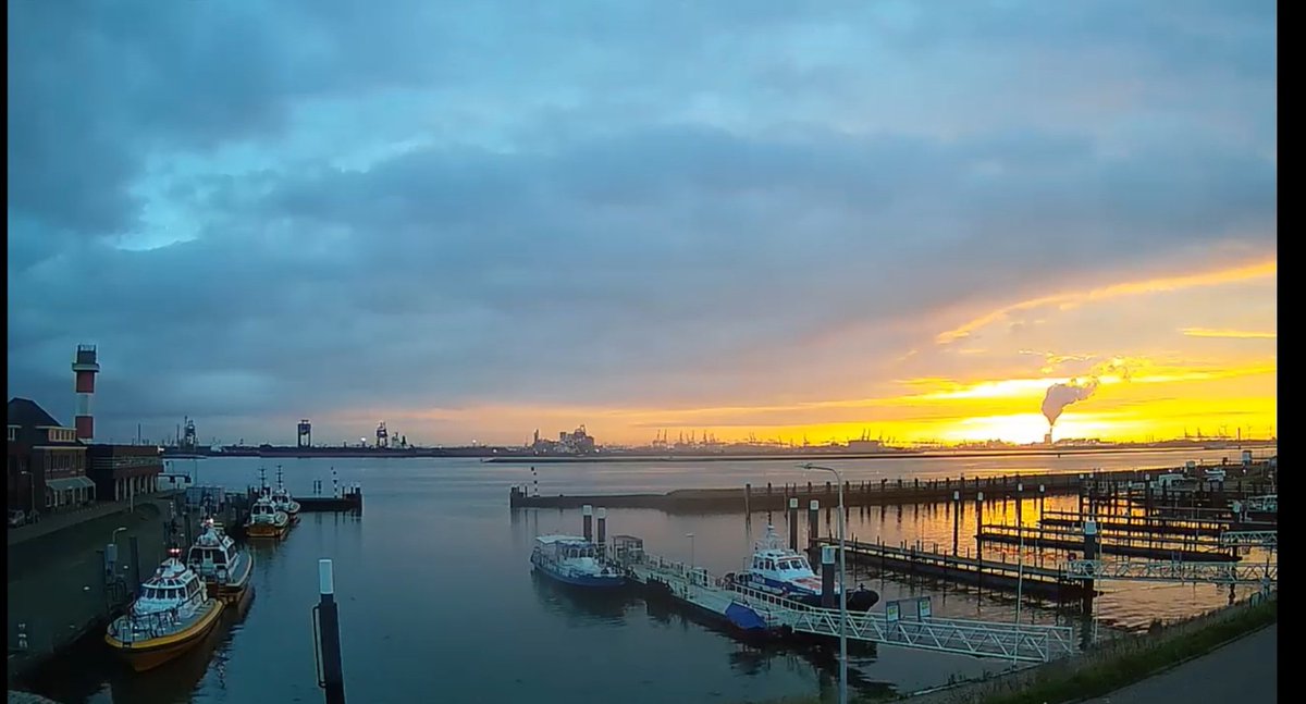 johan_klos's tweet photo. Goedenavond via #webcam bij #hoekvanholland wel mooi #zonsondergang zag hem hier in #botlek ook mooi #rood worden maar te laat en geen uitzicht nu wachtend of we glimp kunnen opvangen van de #supermaan @bekijkhet_nu https://t.co/K1fWhpQfBp
