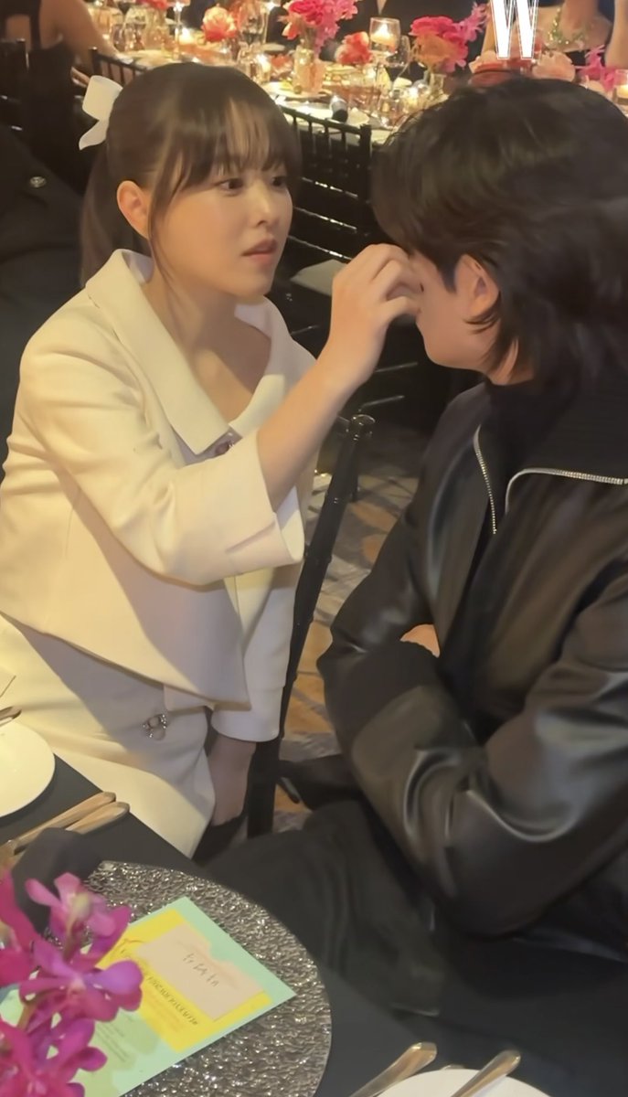 Sheeeenaaaa22's tweet photo. Luuuh! Waaait?! My OG puppy couple. Bakit may pa ganyan kayo?! 🥹 the height difference of these two reminds me so much of DB. Kaya if ever mag-aadapt sila ng kdrama bagay ang Strong Woman Do Bong Soon sa kanila. 😅
#DonBelle
#PHS
#PBY https://t.co/NyveDe30XB